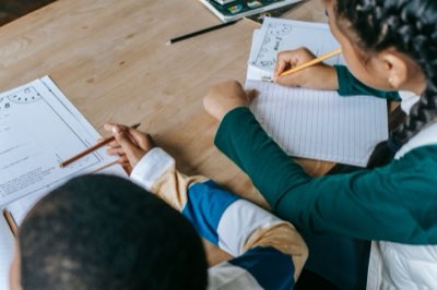 Mehr als nur Noten: K-12 Standards für echtes Lernen sichern