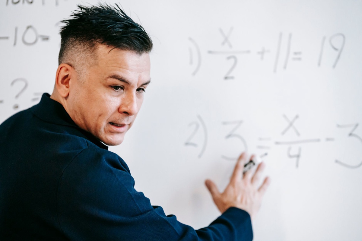 Schüler arbeiten an Mathematikaufgaben