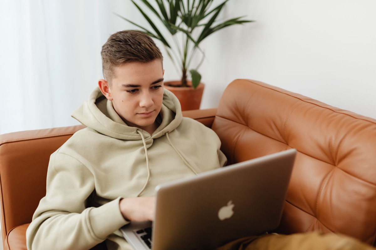 Schüler machen Englisch-Hausaufgaben
