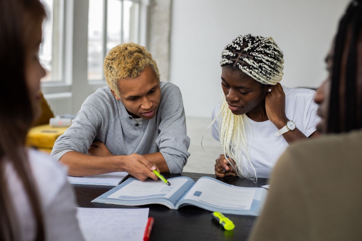 groupe d'enfants travaillant sur un devoir en anglais