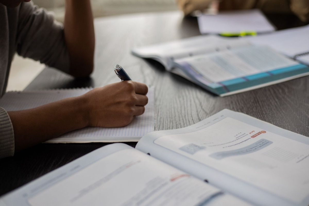 estudante estudando livro de inglês