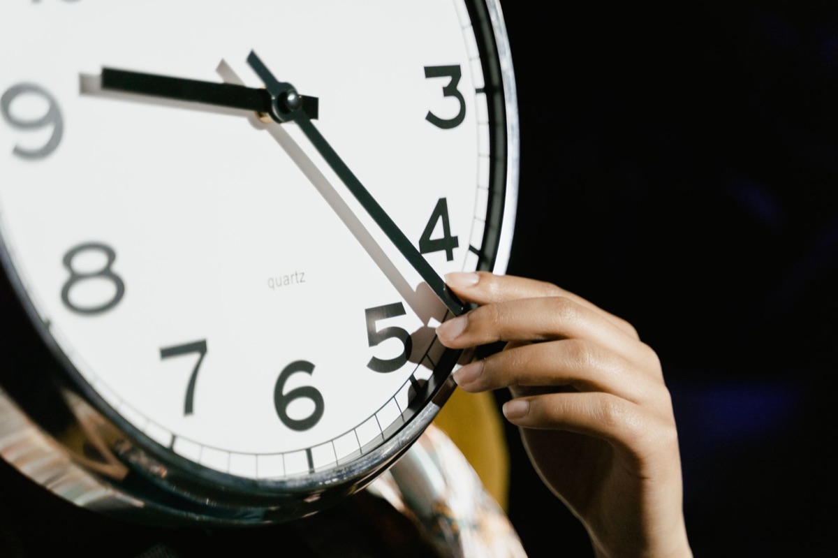 Schlafplan für Babys auf einer Uhr