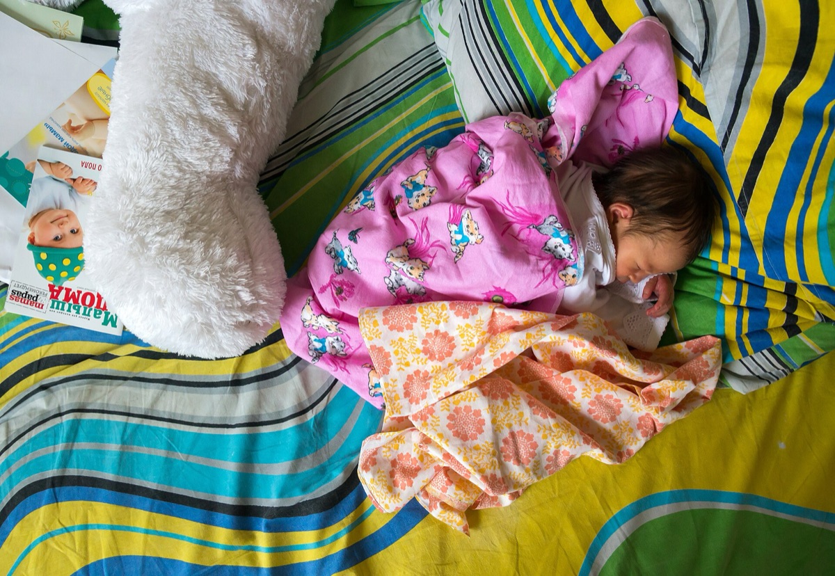 bebé recién nacido durmiendo plácidamente