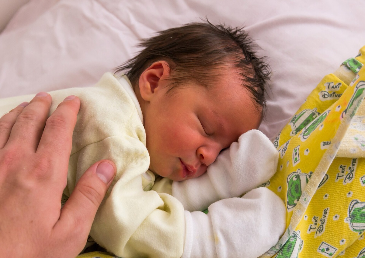 Un neonato che dorme serenamente