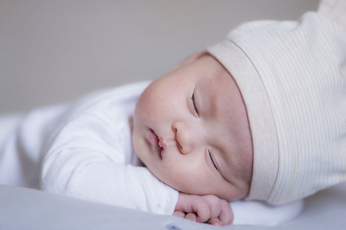 Itens de rotina de sono para bebês, como brinquedos suaves e livros.
