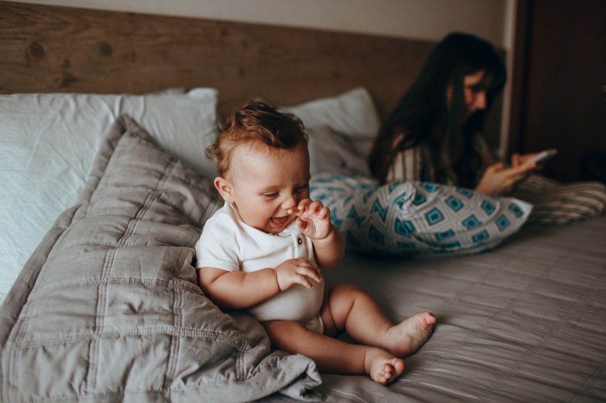 Kinder Schlafgewohnheiten: Mother and baby in bedroom at night