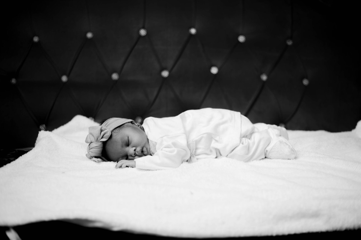 bebé durmiendo en habitación blanca
