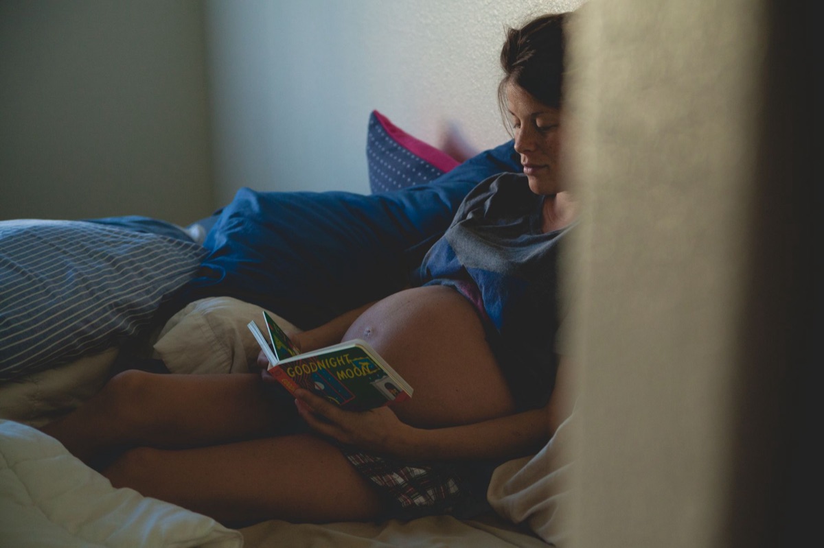 mamma e bambino in routine di addormentamento