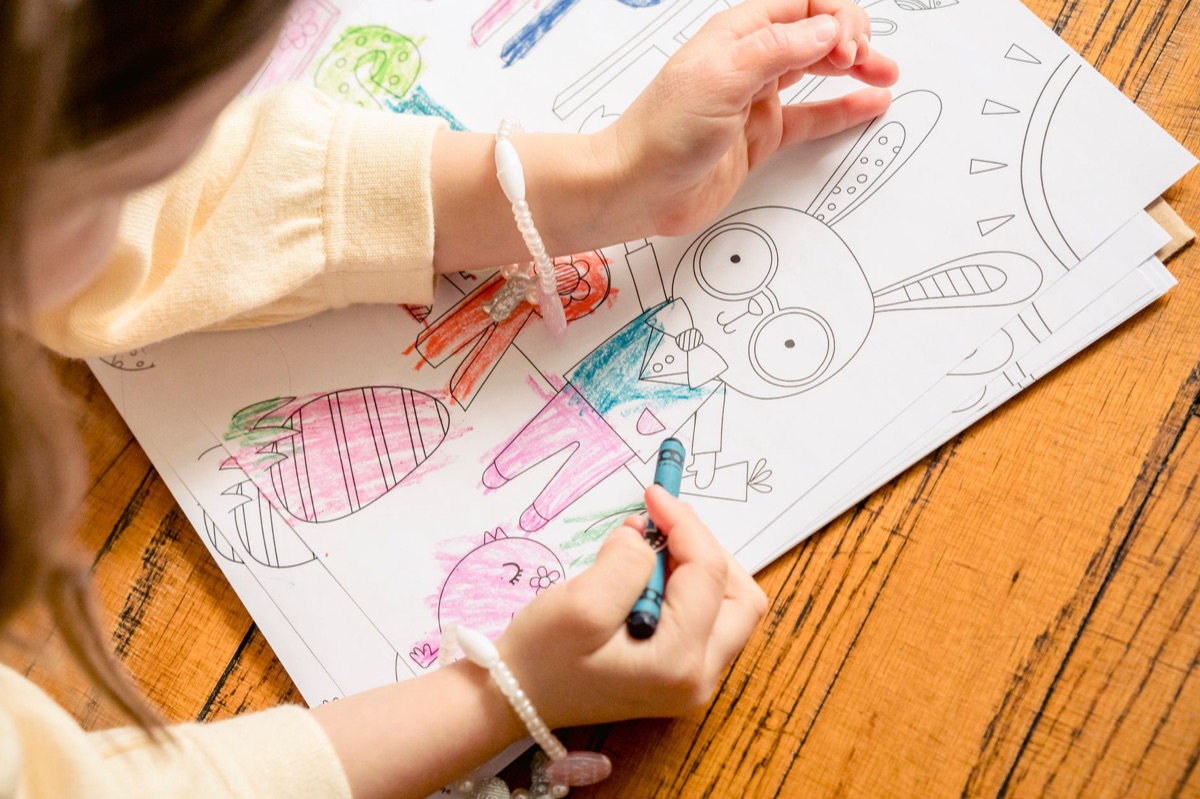Crayones de colores y un cuaderno de dibujo para niños.