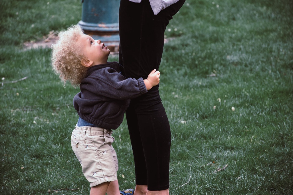 Une mère et son enfant se regardant dans les yeux pour établir une connexion émotionnelle.