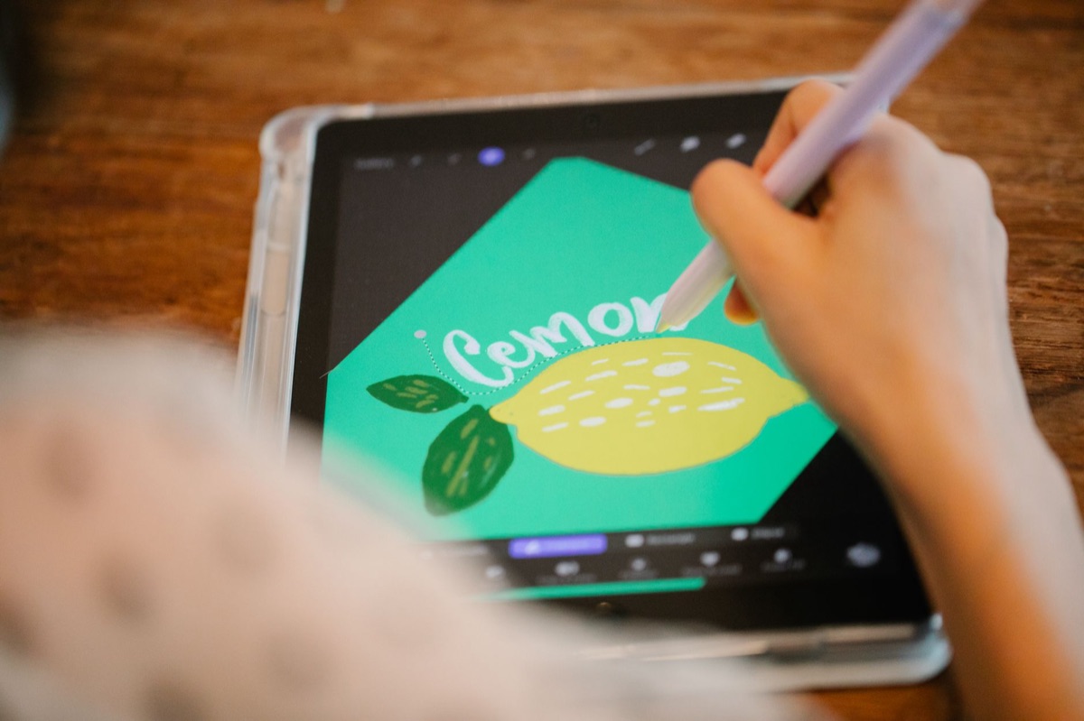 태블릿으로 무언가를 그리는 아이의 손
