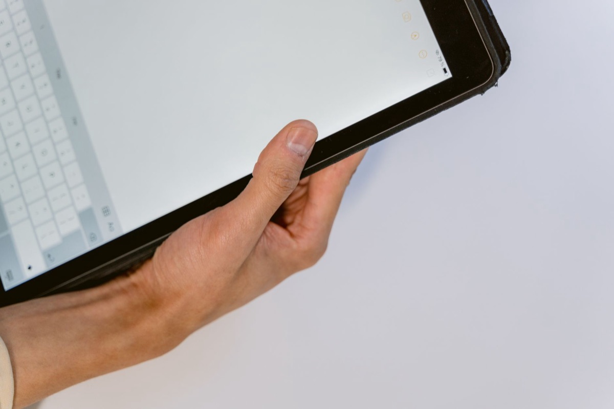 Kind gebruikt tablet